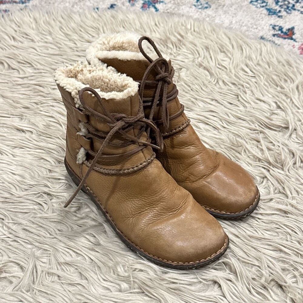 UGG Caspia 1932 Tan Leather Lace Up Ankle Sheepskin Warm Boots Womens Sz 8